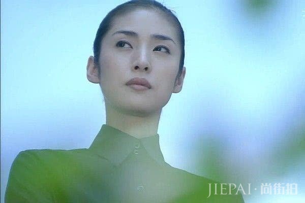 日本国宝级女演员,英气的外表把人“帅弯”,帅的男人也会嫉妒?
