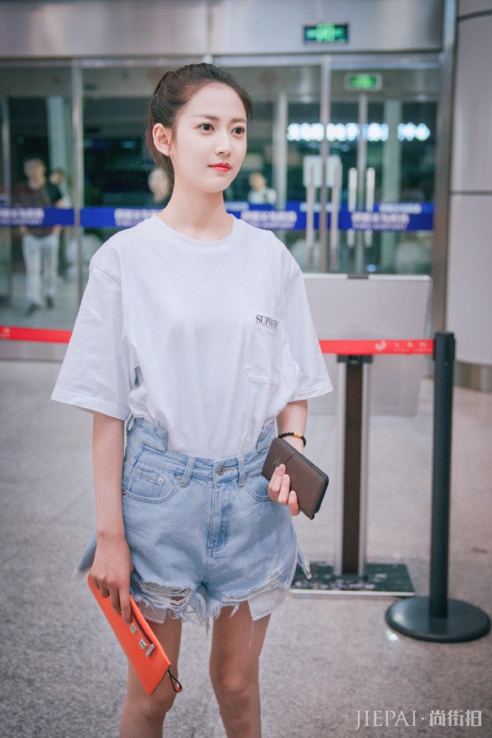 陈钰琪最新机场街拍照,打扮简约又洋气,素颜太好看