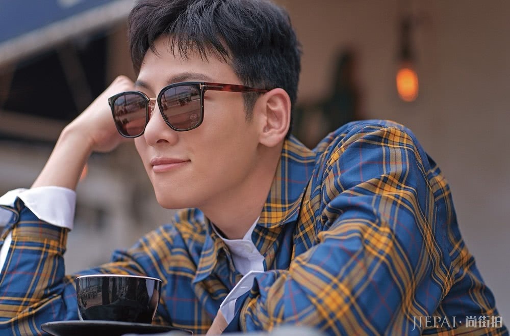 池昌旭穿西装更绅士成熟,与之前花美男大不同