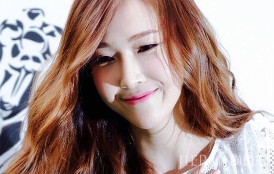 怎样用卷发棒卷泡面头 复古率性自己搞定