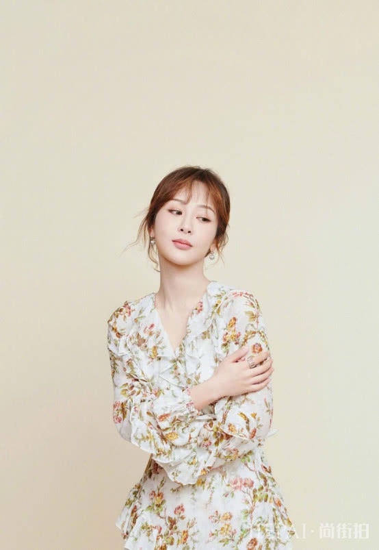 杨紫继“秒删”后首度亮相,身穿连衣裙心情大好