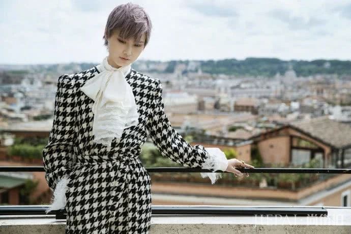 李宇春千鸟格套装画风柔美,像翩翩少年