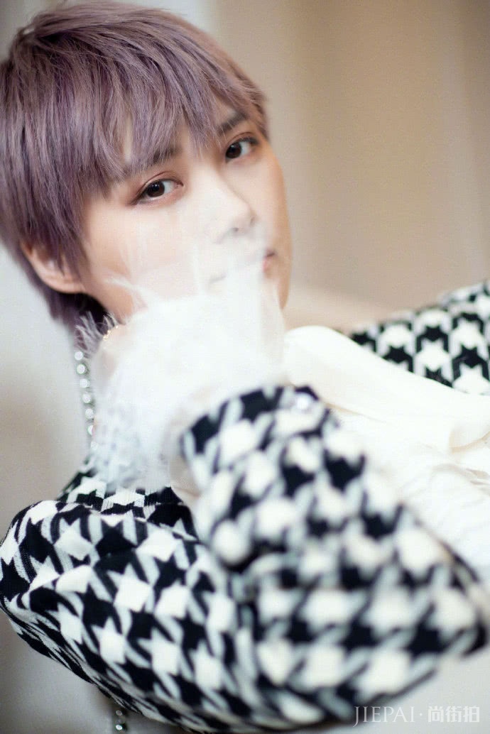 李宇春千鸟格套装画风柔美,像翩翩少年