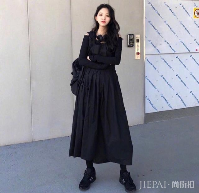 简单黑白穿搭不过时!白色T恤+黑色阔腿裤太经典