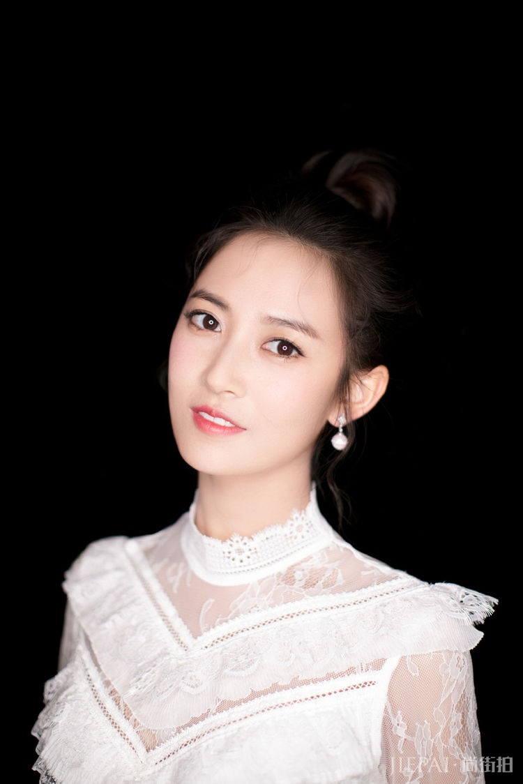 夏天学陈钰琪穿白色薄纱裙,配上丸子头娇俏又可爱