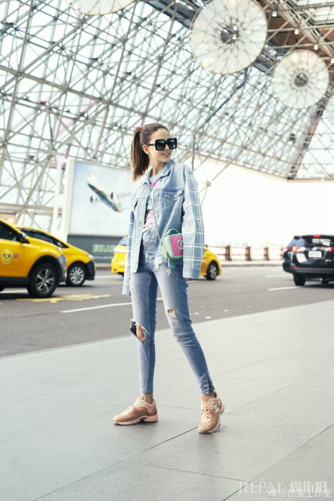 周杰伦陪昆凌看秀！昆凌穿露腰装秀身材，宠妻100分