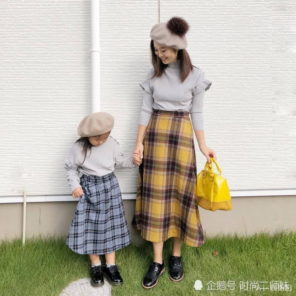 Ins“宝妈”超会穿，学她的搭配和女儿同框像姐妹，清新又舒适