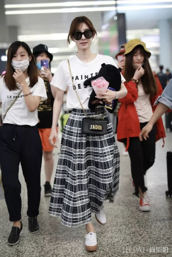 T恤想要的优雅感,搭配大摆裙简单又好看