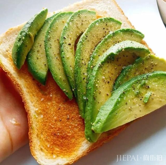 2019年T恤买什么色？牛油果绿预定C位！这4种搭配方法显白还高级