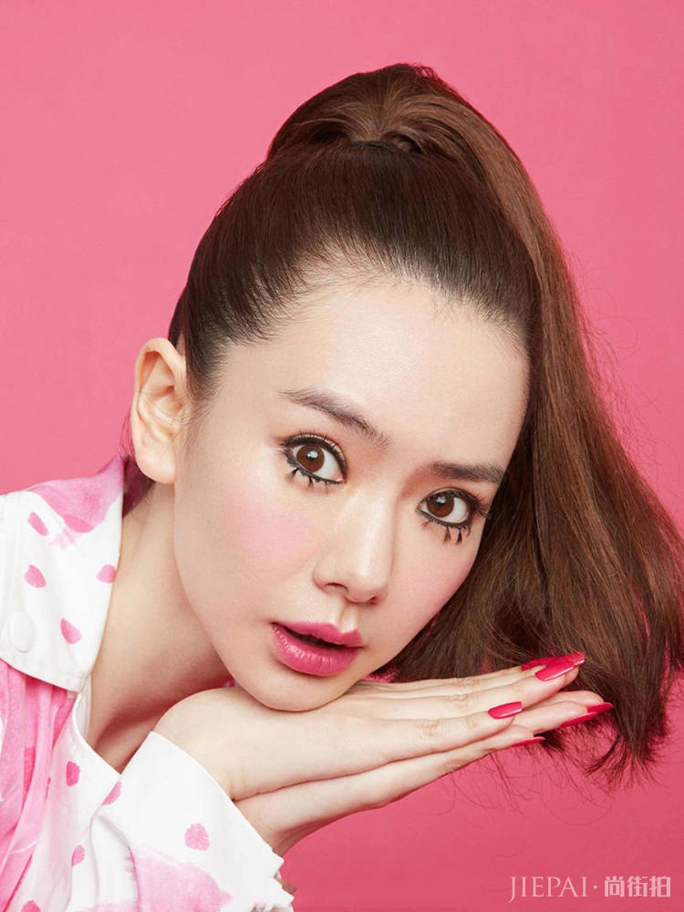 戚薇拍大片示范百变妆容,这妆容和打扮太出众