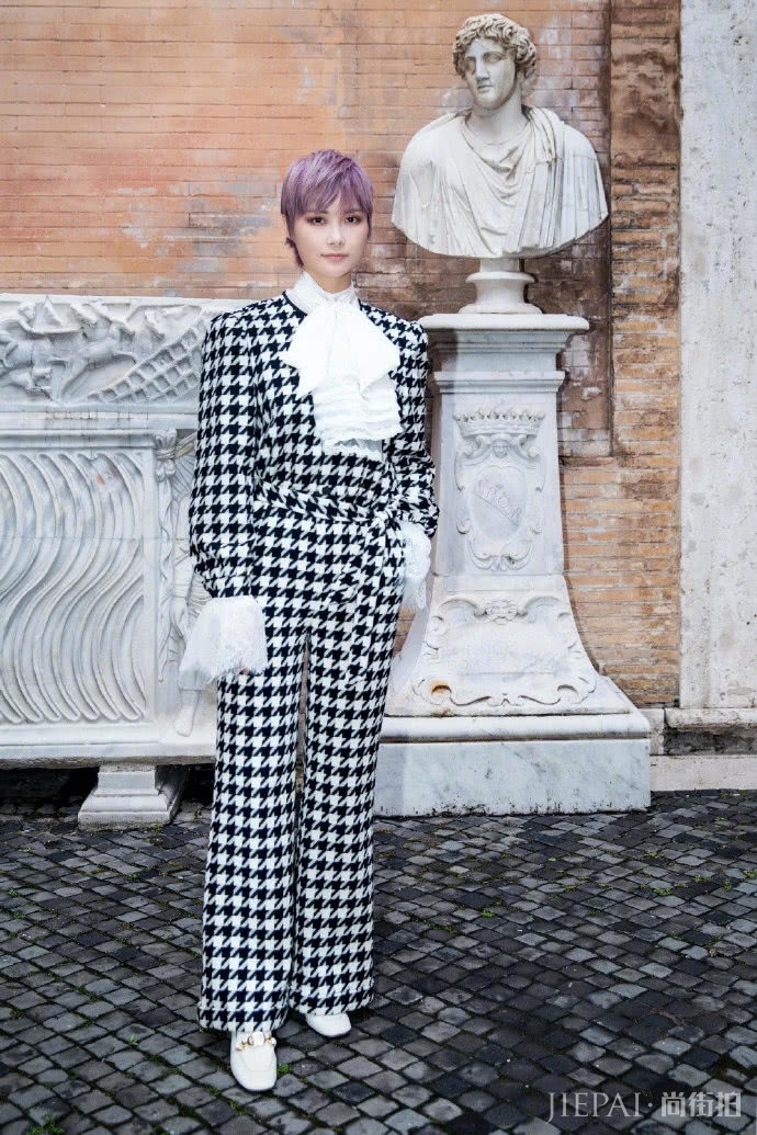 李宇春千鸟格套装画风柔美,像翩翩少年