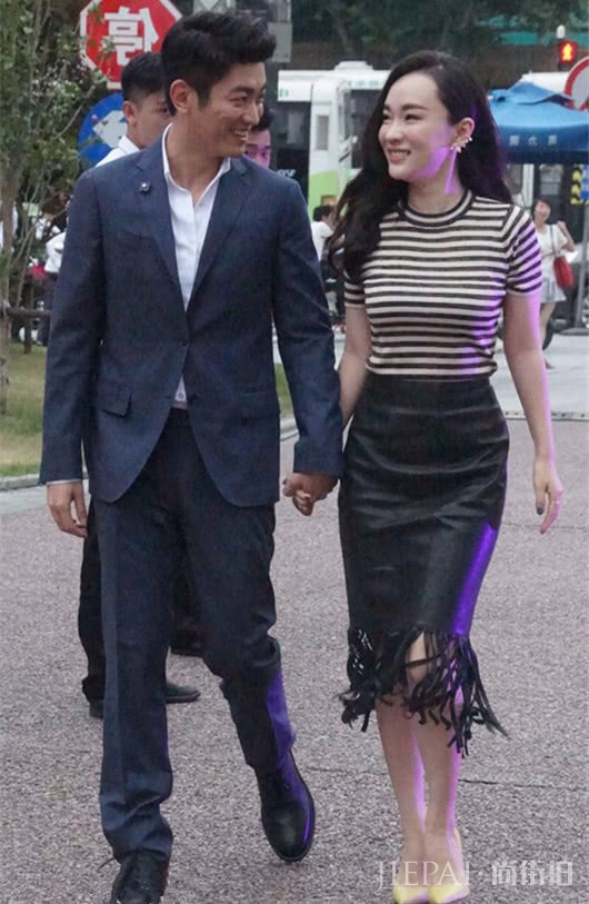 夏天,穿一件流苏裙让你翩翩起舞,搭出你的优雅美丽风情