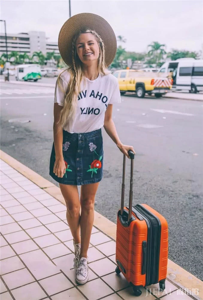 拥有了一件字母T恤，相当于拥有青春活力的初夏！