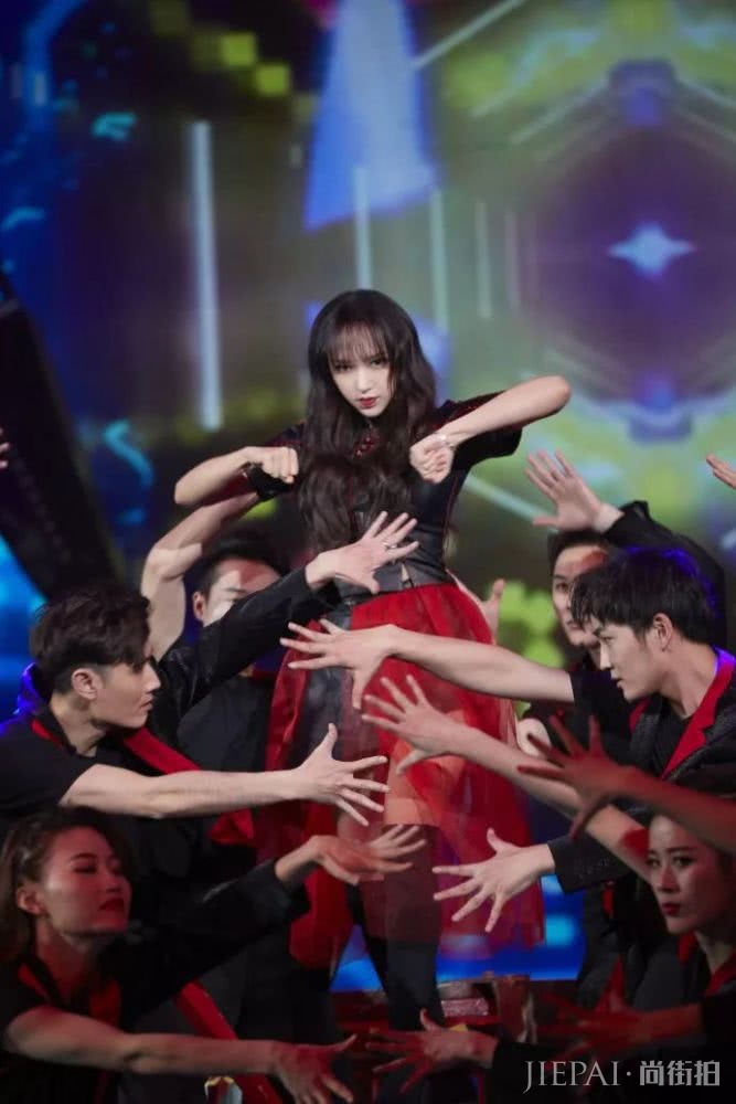 没想到,撕漫少女程潇竟然是个多面派