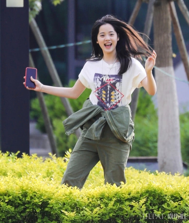 欧阳娜娜近照曝光,离开精修后的腿亮了