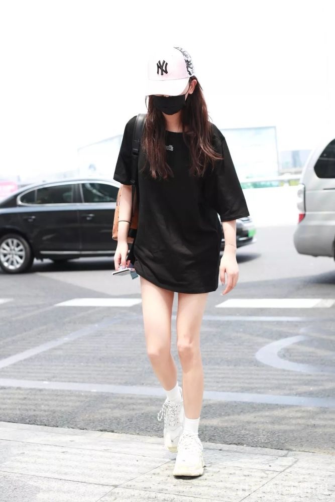 T恤裙一穿就像出门去拿快递的，怎么办？