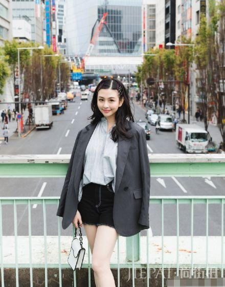 邱淑贞大女儿沈月晒九宫格写真照，20岁的她眉宇之间超像妈妈