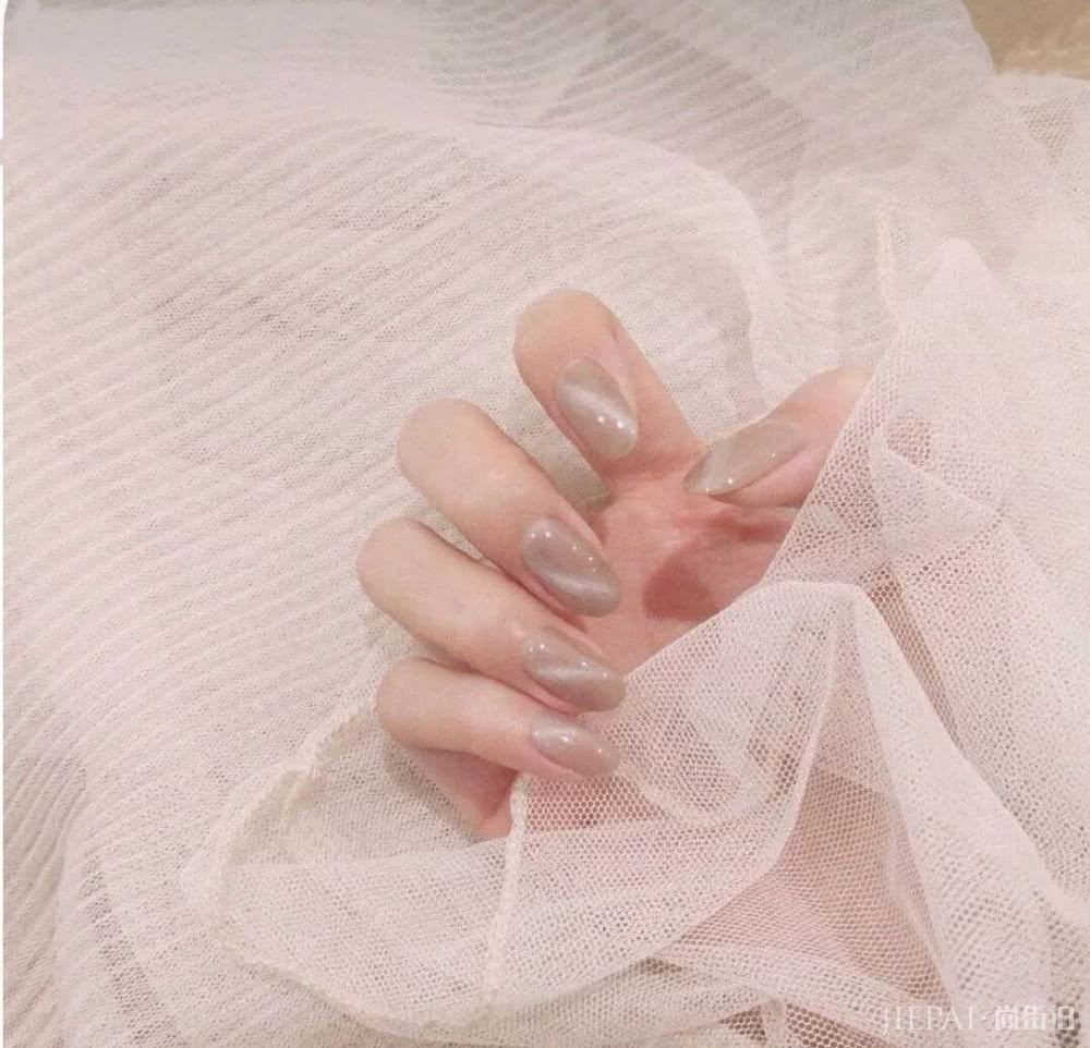 不会化猫系妆？用猫眼美甲去撩人吧