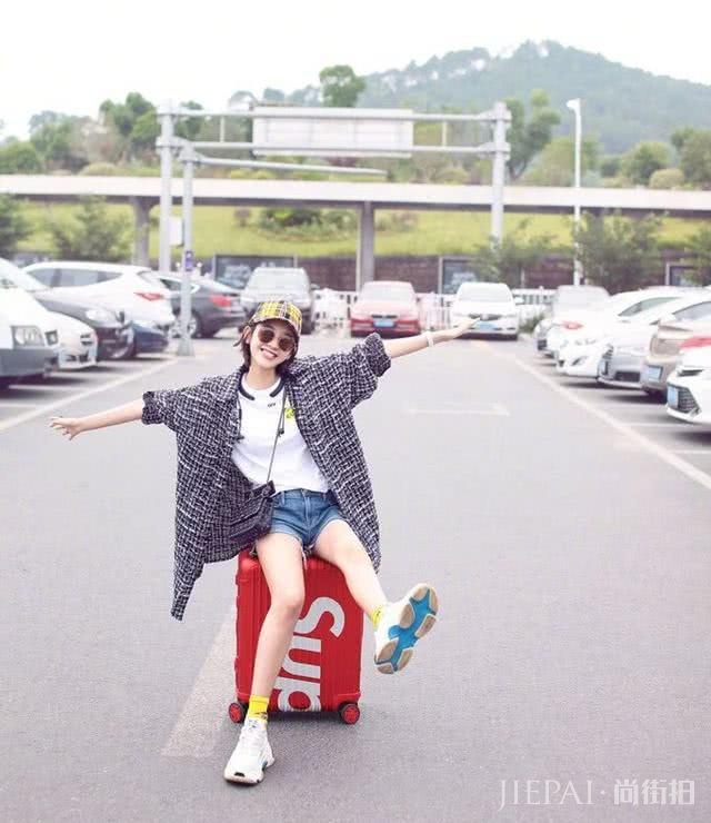 唐艺昕穿休闲装扎小马尾,清新又减龄