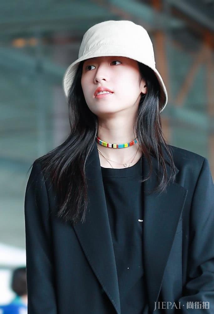 周雨彤穿西装配直筒牛仔裤，气场强大不输超模