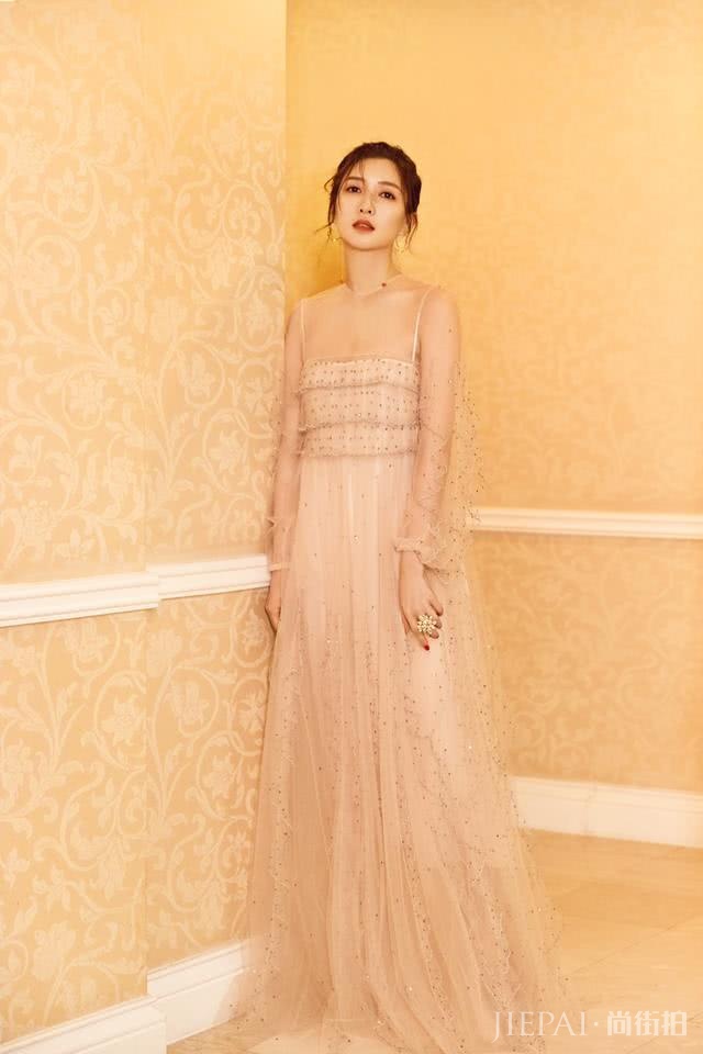 江疏影秀大长腿！衬衣配短裤清新又减龄