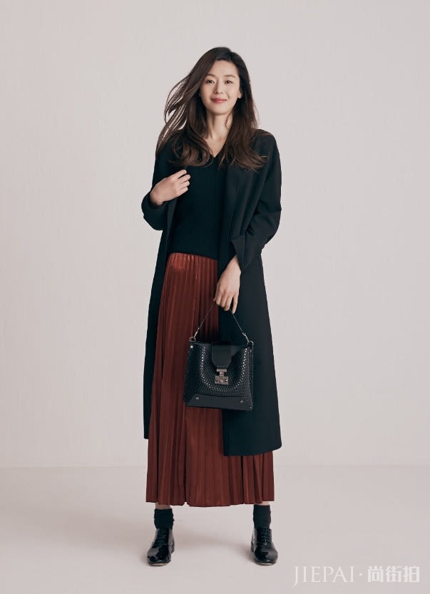 全智贤把西装当裙子穿，不愧为气质型美女