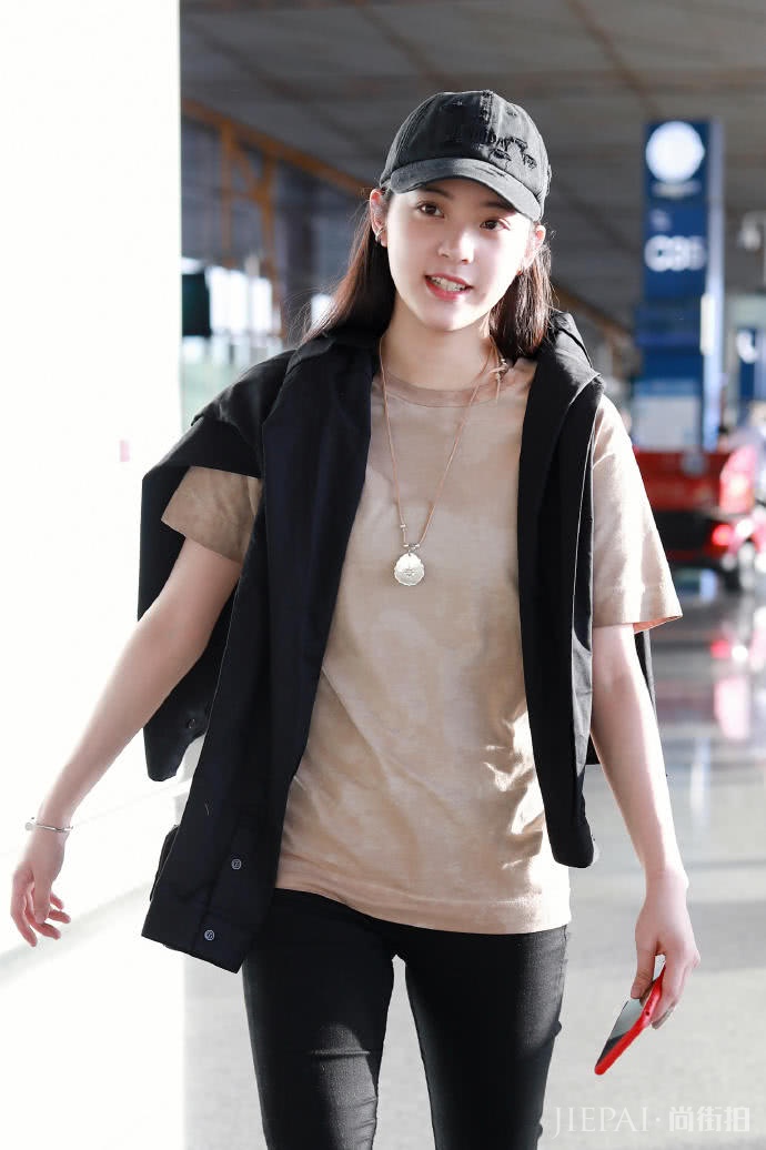 欧阳娜娜剪狗啃头发型!港风造型变化有点大