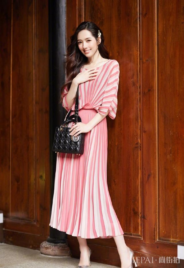 郭碧婷裙子里面穿裤子,男友角度下美成时尚大片