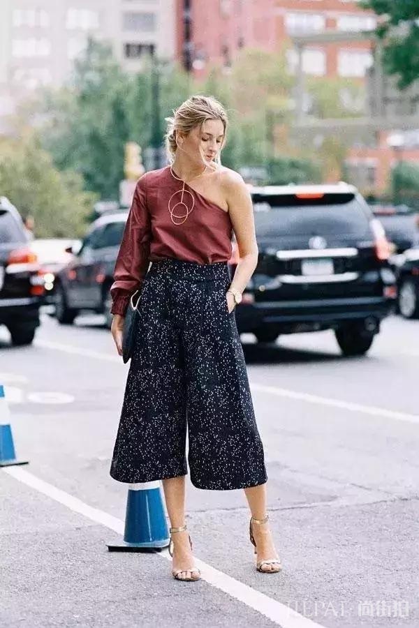 夏季必火的“心机”露肩杀，比一字肩显瘦还时髦！