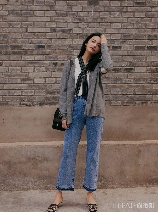 姚晨现身威尼斯，粉色包臀裙配西装优雅大气