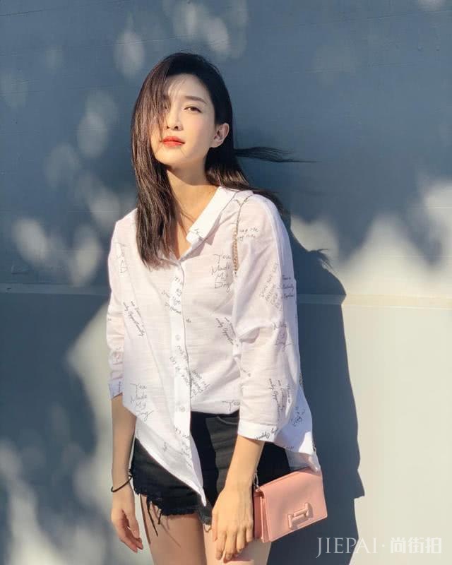 江疏影秀大长腿！衬衣配短裤清新又减龄