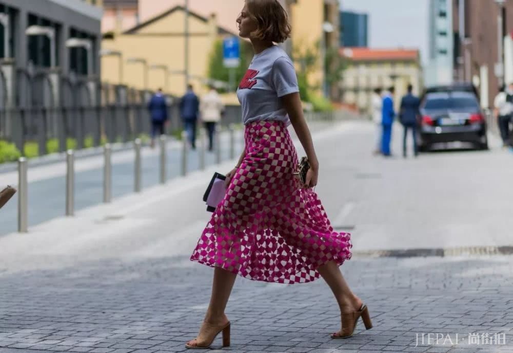 T恤想要的优雅感,搭配大摆裙简单又好看
