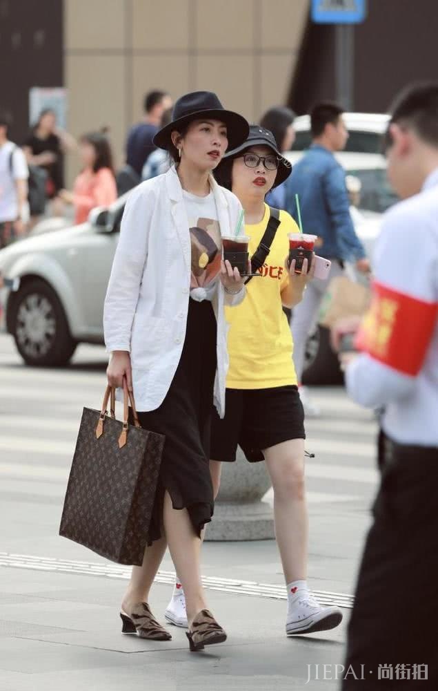 国内街拍 这些赚足眼球的闺蜜装赶快get住，你短裤我长裙的样子真的很美