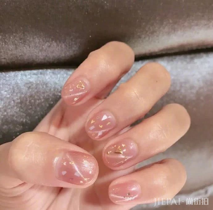 不会化猫系妆？用猫眼美甲去撩人吧