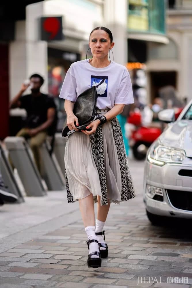 T恤想要的优雅感,搭配大摆裙简单又好看