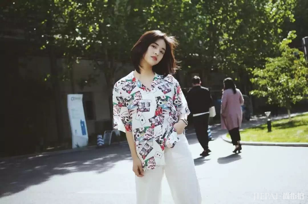 杨幂休闲街头,江疏影清新少女!衬衫能穿出这么多花样?