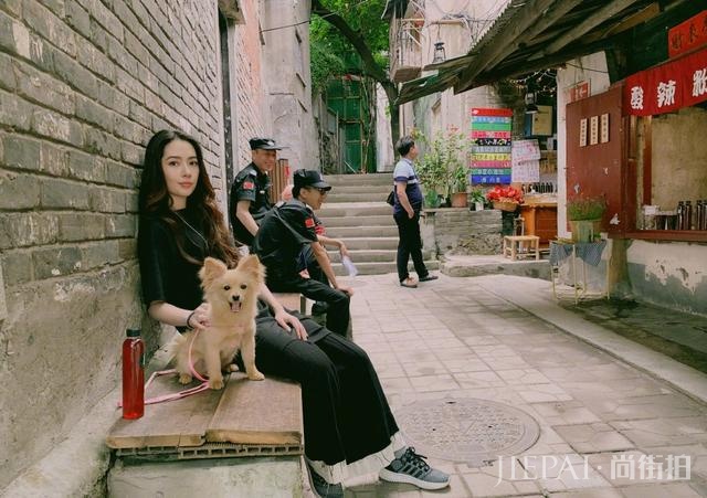 郭碧婷裙子里面穿裤子,男友角度下美成时尚大片