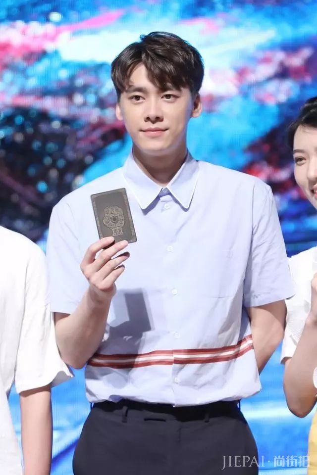 男士短袖衬衣要穿出时尚感,把握这3点很重要