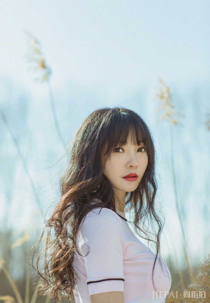 柳岩剪机械齐刘海显丑还不时尚