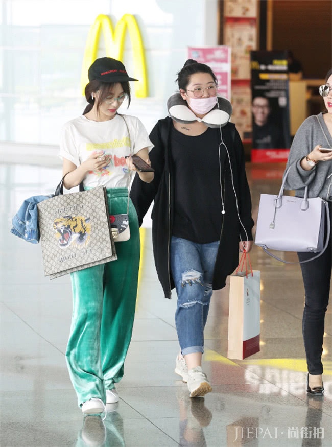 今年给夏季加点“色”!用绿色阔腿裤穿出满满活力