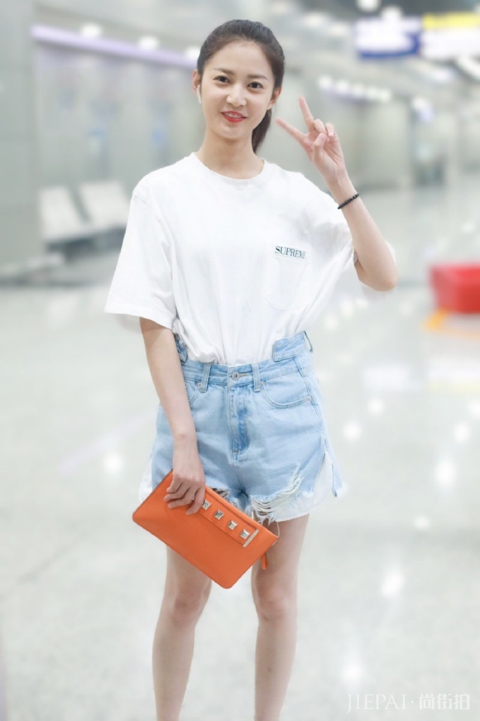 陈钰琪最新机场街拍照,打扮简约又洋气,素颜太好看