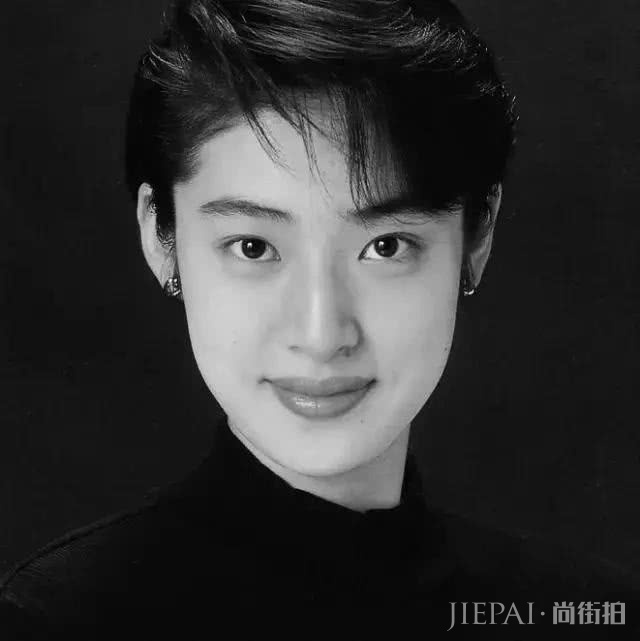 日本国宝级女演员,英气的外表把人“帅弯”,帅的男人也会嫉妒?