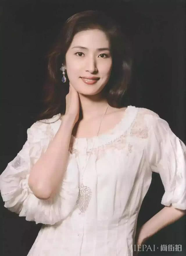日本国宝级女演员,英气的外表把人“帅弯”,帅的男人也会嫉妒?