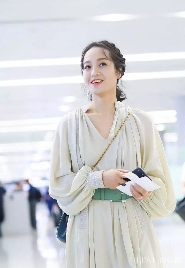 朱丹机场街拍,一袭仙女裙配编发,气质又少女