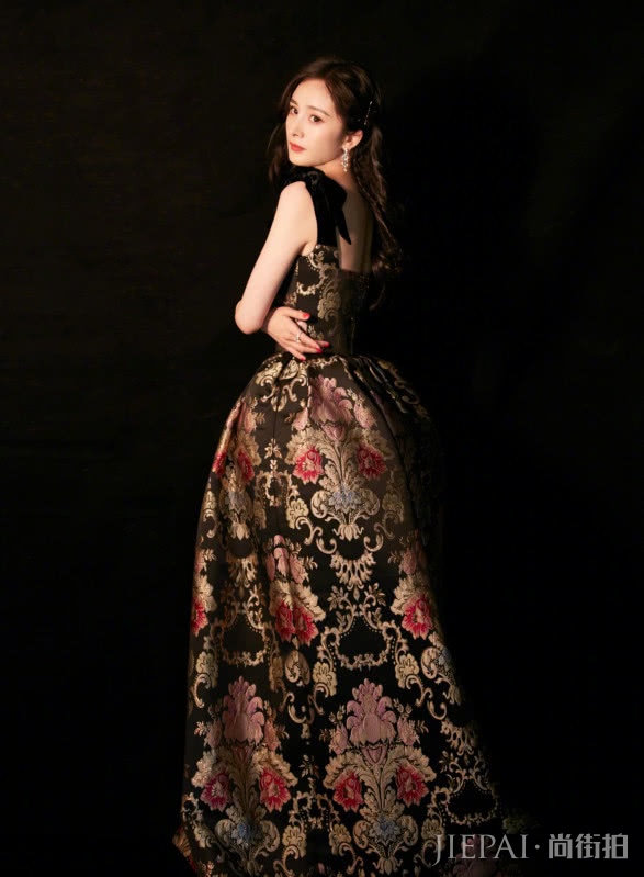 杨幂穿宫廷风长裙秀“蚂蚁腰”，侧面也太好看了