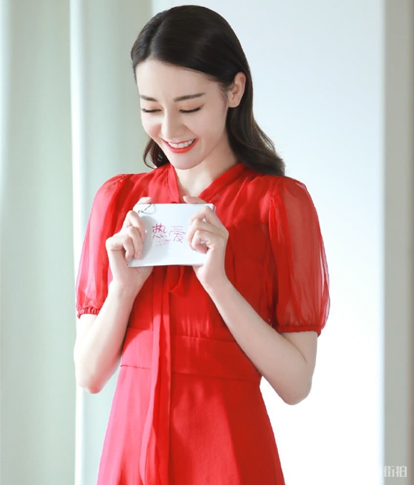 迪丽热巴和倪妮同穿红色网纱裙,一对比就知道气质和身材那个更重要