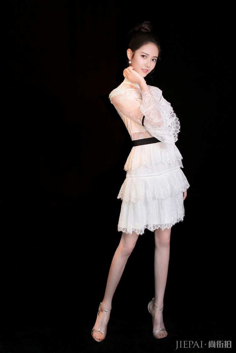 夏天学陈钰琪穿白色薄纱裙,配上丸子头娇俏又可爱