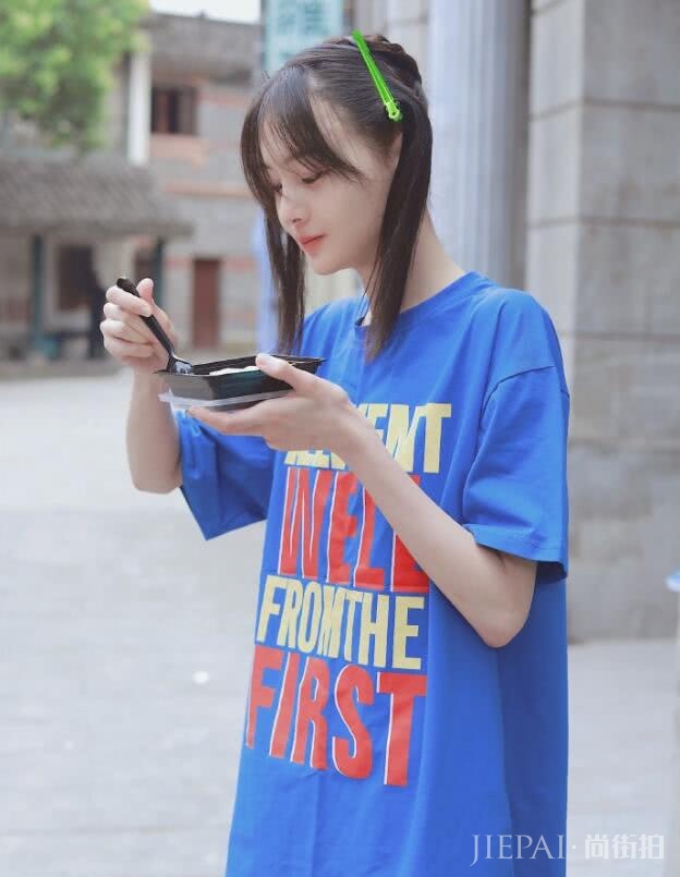 郑爽双马尾配蓝色T恤少女感十足