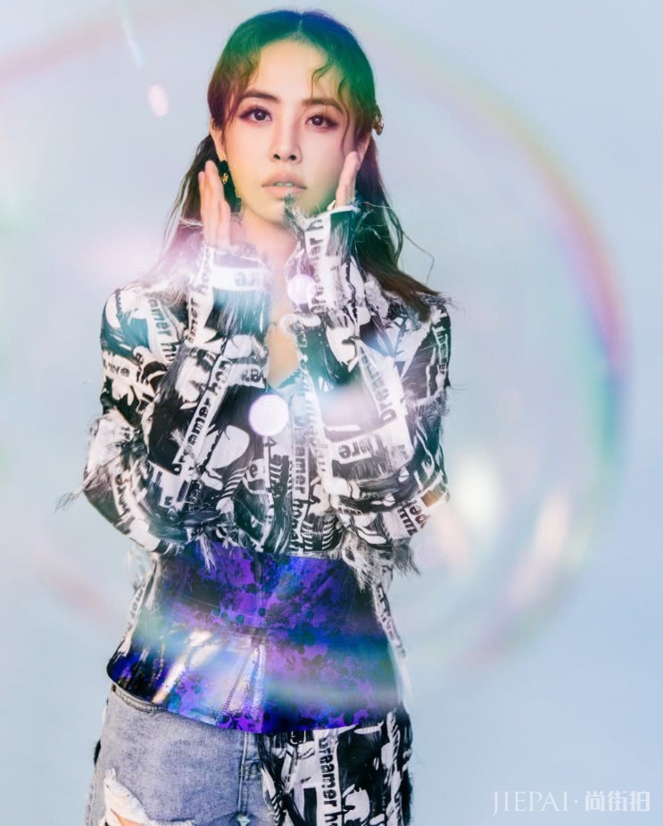 蔡依林牛仔裤上套圆柱裙，瞬间显高10cm