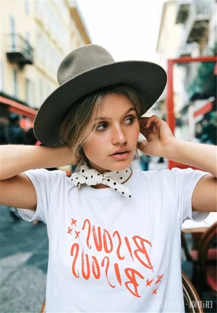 拥有了一件字母T恤，相当于拥有青春活力的初夏！